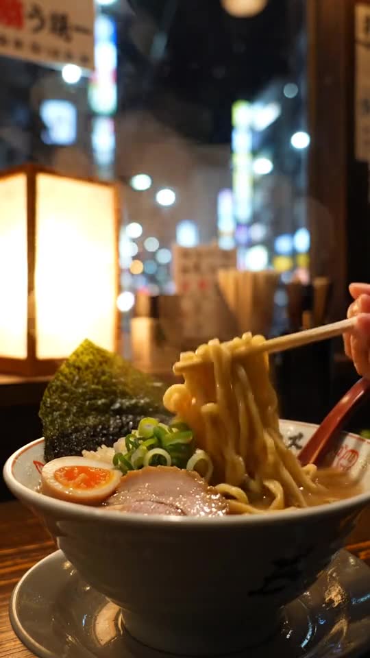 Bol de ramen fumant en gros plan, spot vertical de démonstration